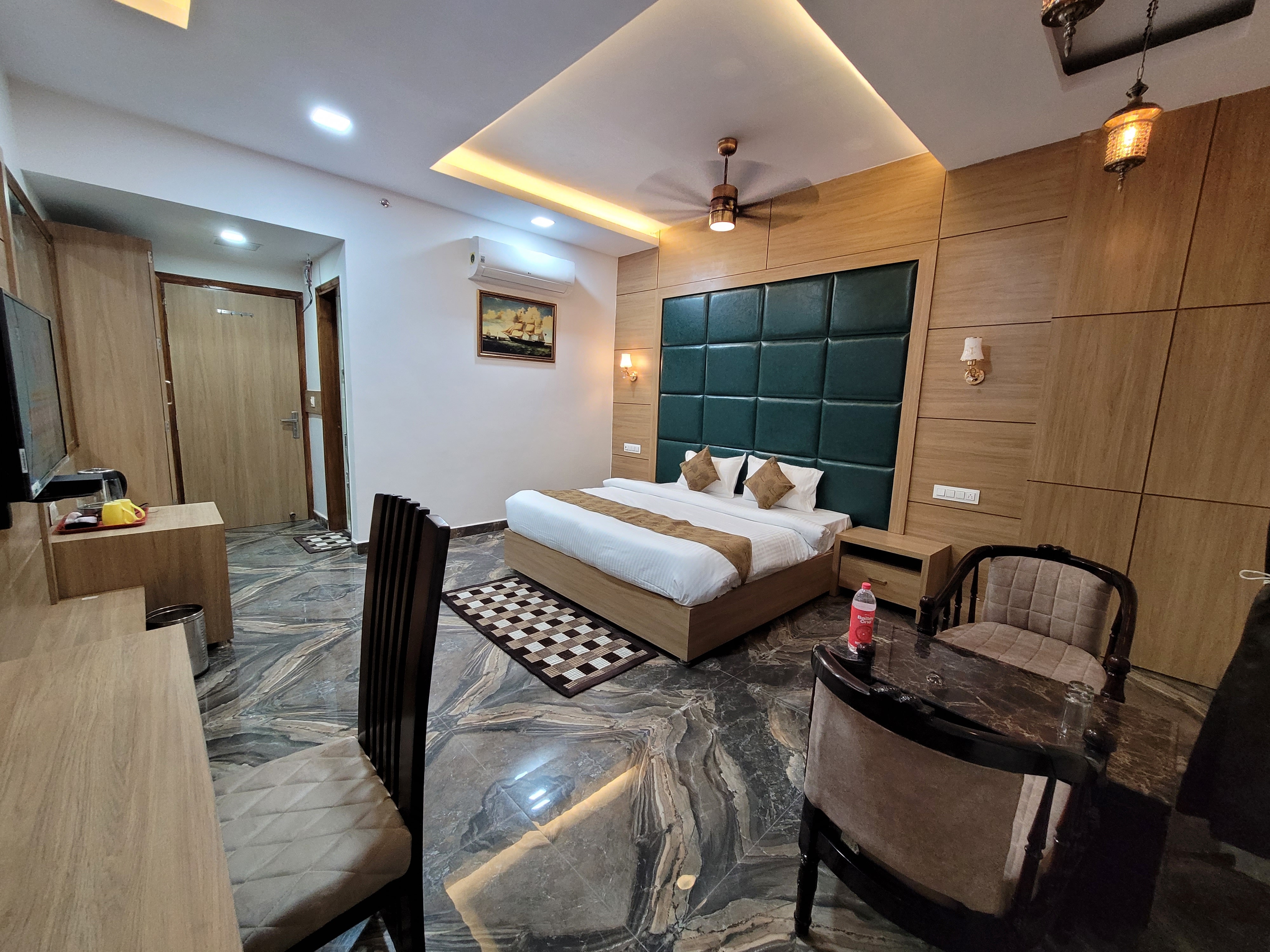  HOTEL SILVERBIRD - Tap to explore photos