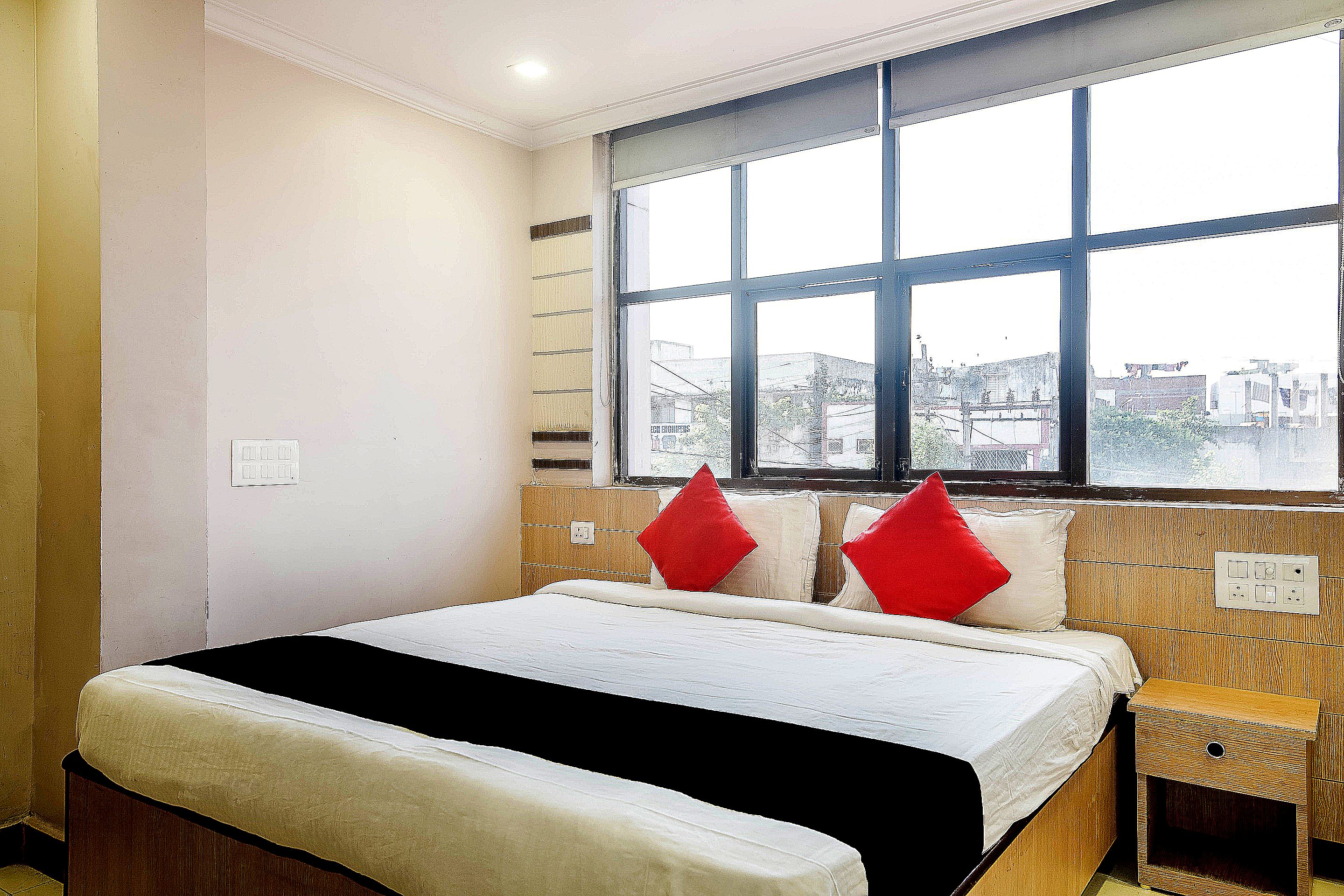Super Hotel O Port Road Near Poorna Market - Tap to explore photos