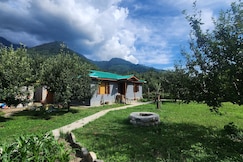 Naggar Studio- 3BHK Homestay by Homeyhuts, Kullu