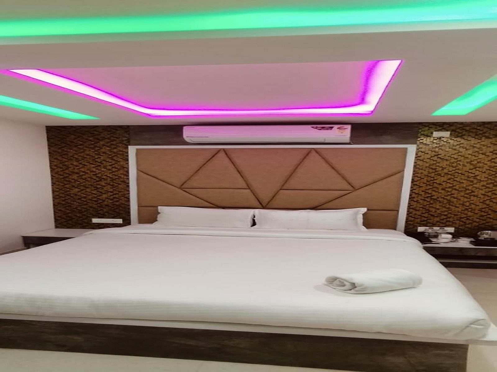 Hotel Ratneshwar - Tap to explore photos