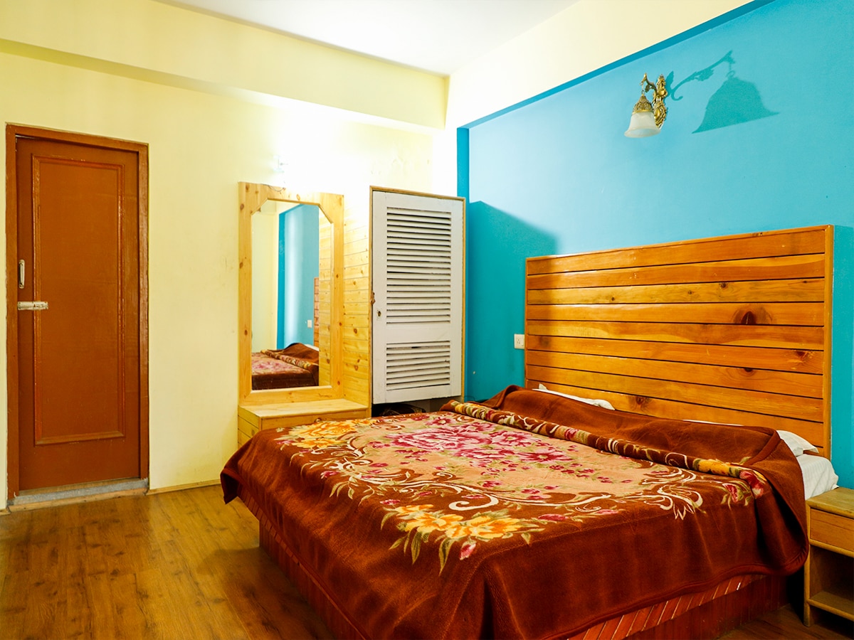 Zarim Hotel Manali (Near Mall Road) - Tap to explore photos