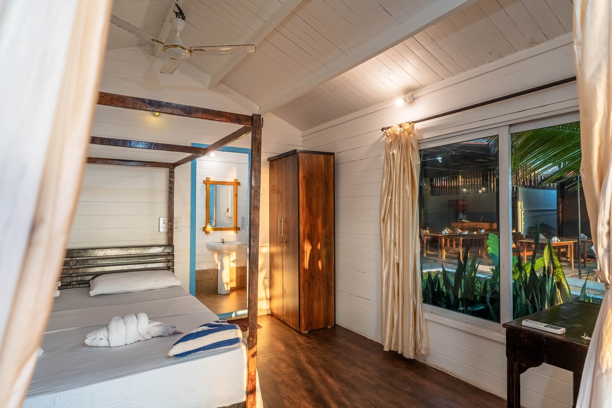 Sea Star Cottages | Rooms & Restaurant - Tap to explore photos