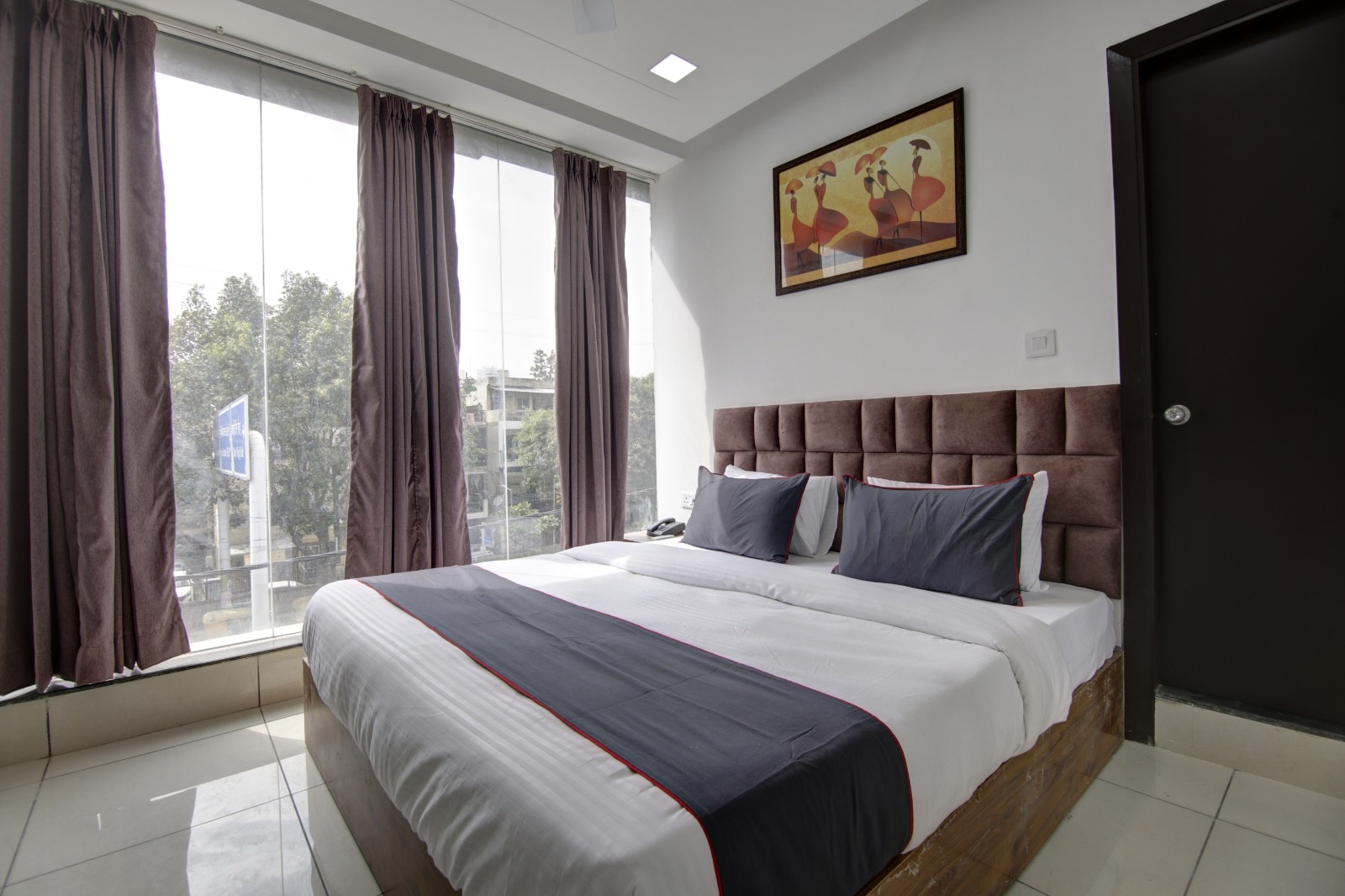 Hotel Shine Inn Rohini West Metro Station - Tap to explore photos