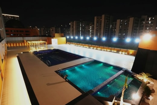 1 BHK Apartment in Spectrum Mall with Swimming Pool and Couple Friendly (1st time in Noida)