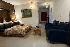 Bathtub & Big screen retreat, Delhi