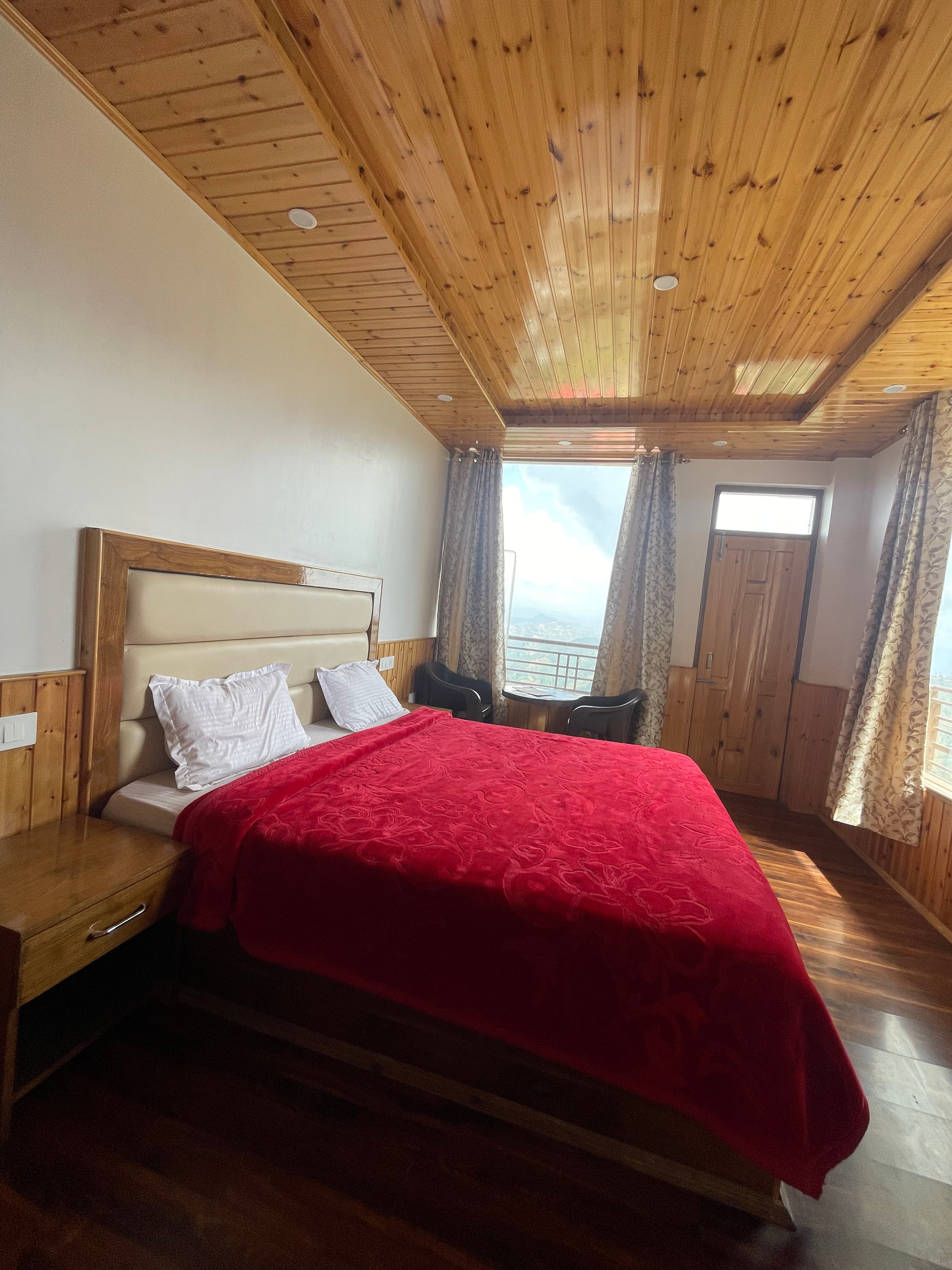 Snowfalls Homestay - Tap to explore photos