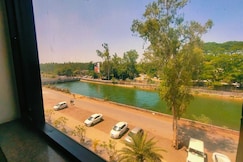 Hotel Cypress, Anand