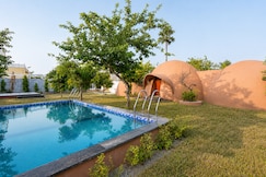 Ringa Ringa Rose 3BR Pool in Hyderabad by Homeyhuts, Hyderabad