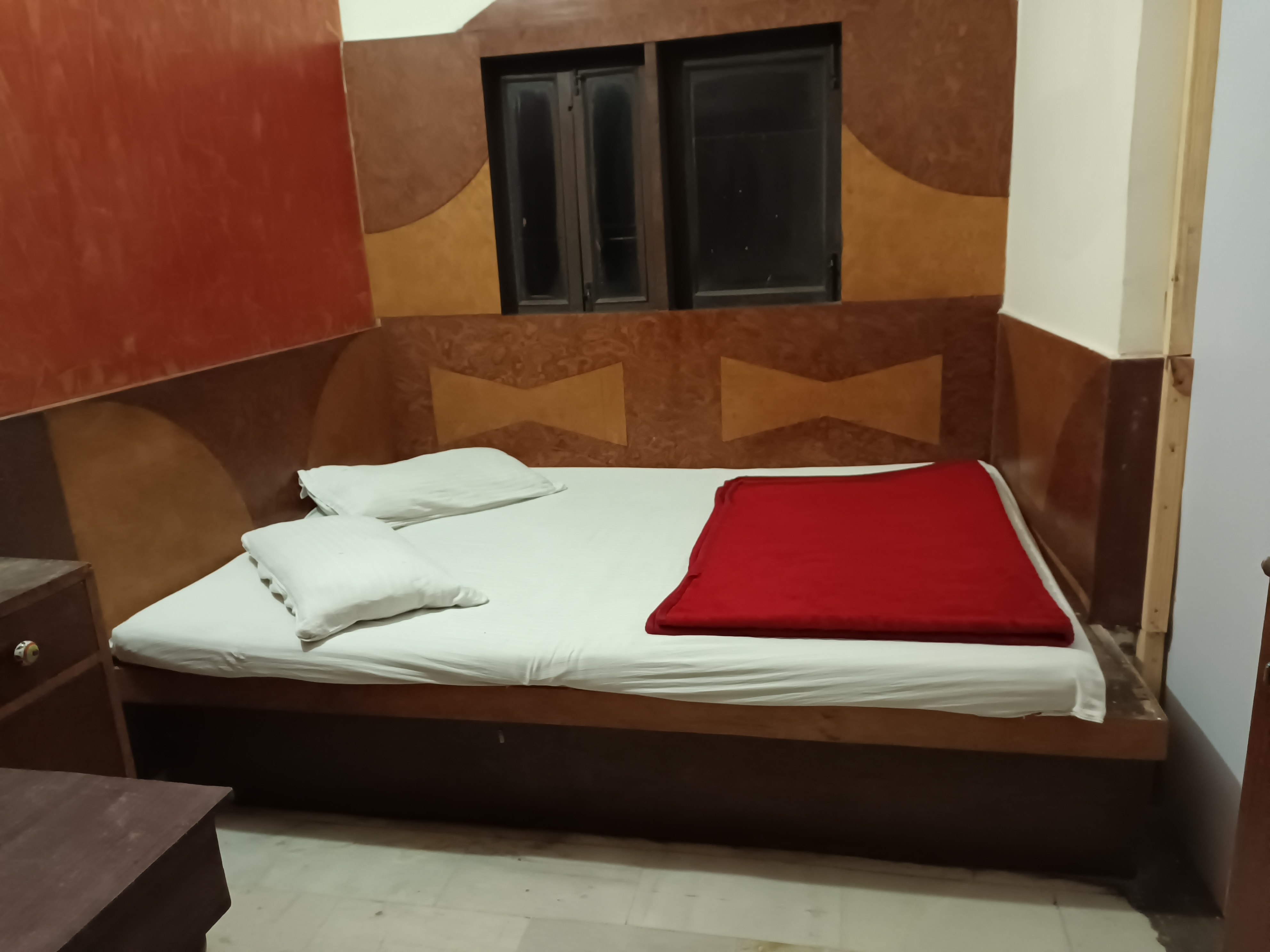 Mahesh guest house - Tap to explore photos