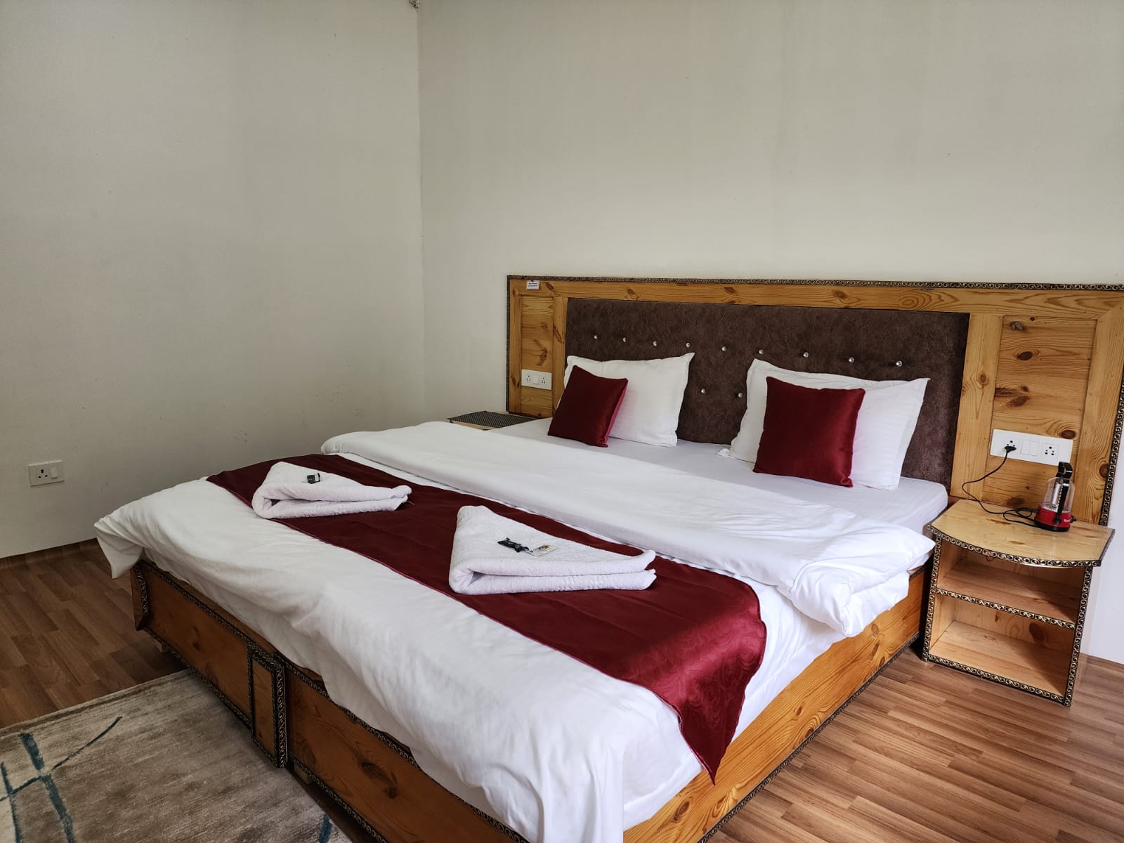 Skarchan Guest House Hunder - Tap to explore photos