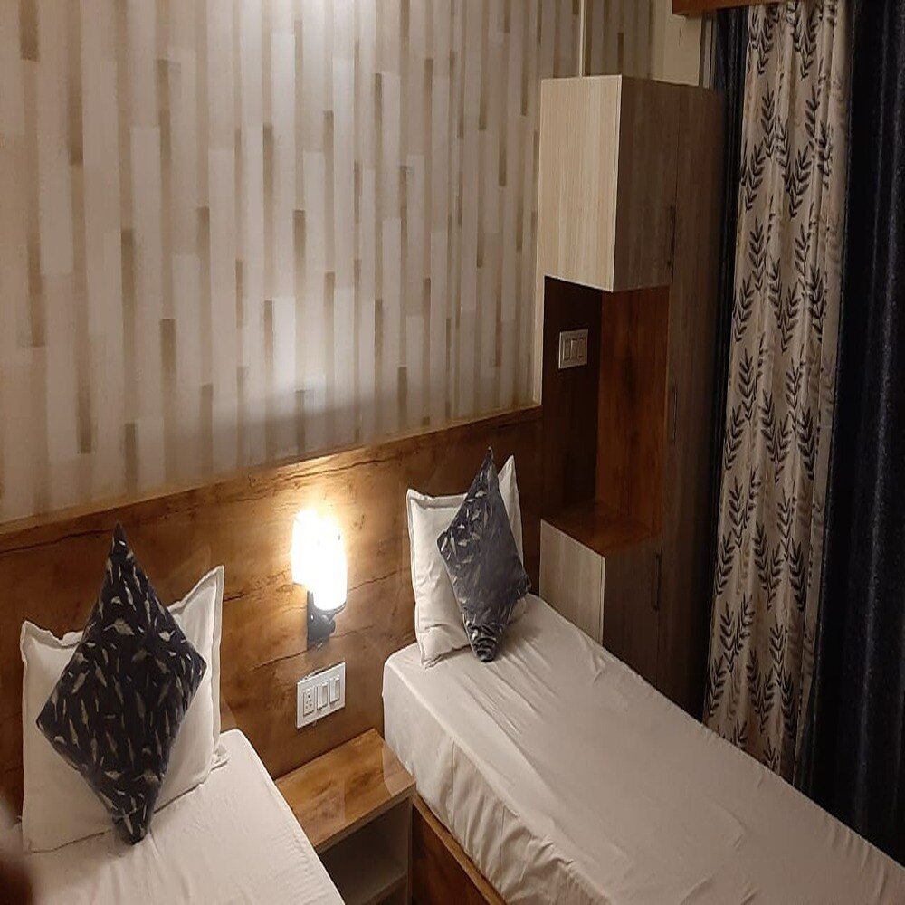 AARATI HOME STAY - Tap to explore photos