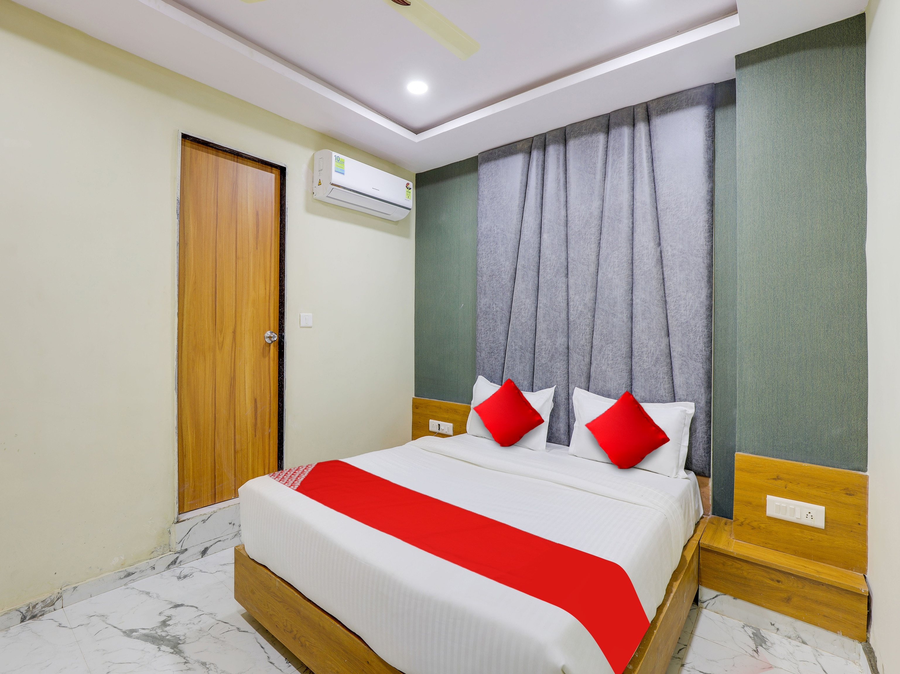 OYO 820134 Hotel NEW View - Tap to explore photos