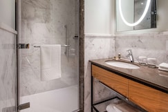 Lincoln Plaza London, Curio Collection by Hilton,  London