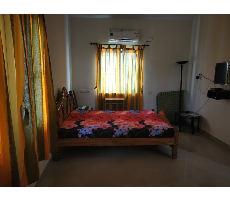 Large room @ gated villa community - Tap to explore photos
