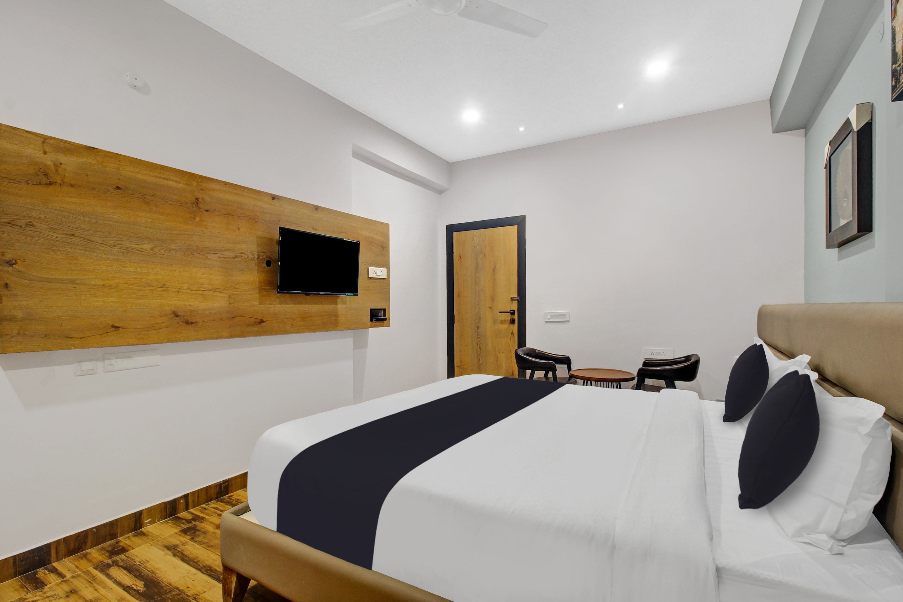 Super Townhouse OAK Hitec City Near Image Hospital - Tap to explore photos