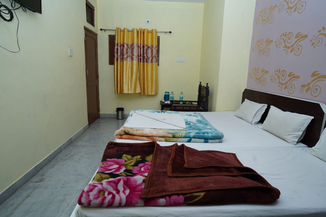 Hotel Gokul Palace Udaipole - Tap to explore photos