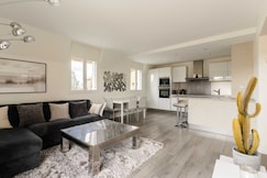 Stunning 2-bedroom accommodation - pool and tennis, Calvados