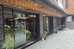 THE PINE CREST HOTEL & LOUNGE, Gangtok