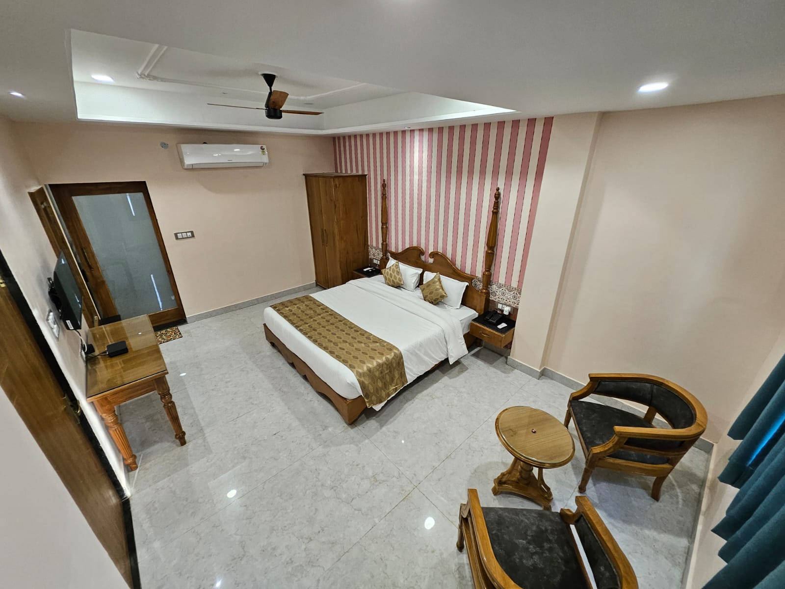 THE MEWAR PALACE AND RESORT - Tap to explore photos