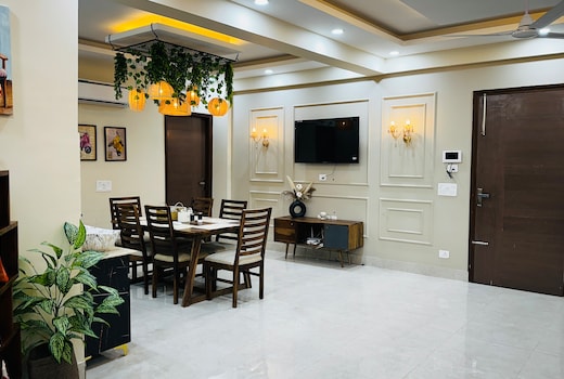 House of Victoria 4BHK Apt at Golf Course