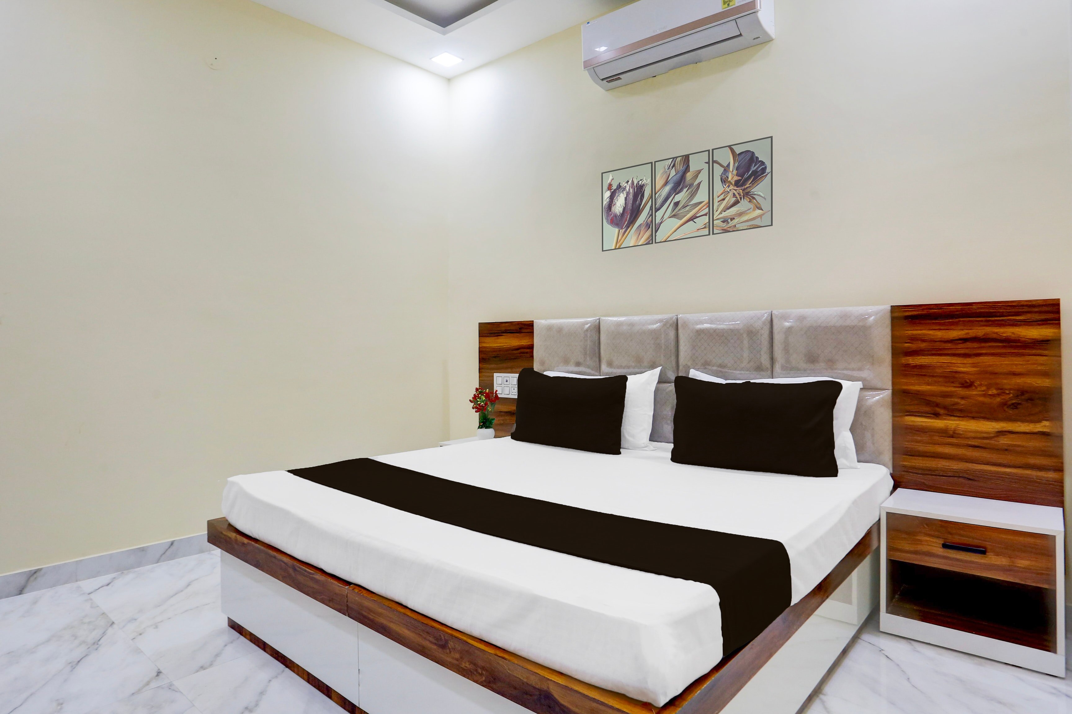 Hotel O amrindra - Tap to explore photos