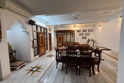 Sanjeev & Jyotsnas Decent Homestay, Lucknow
