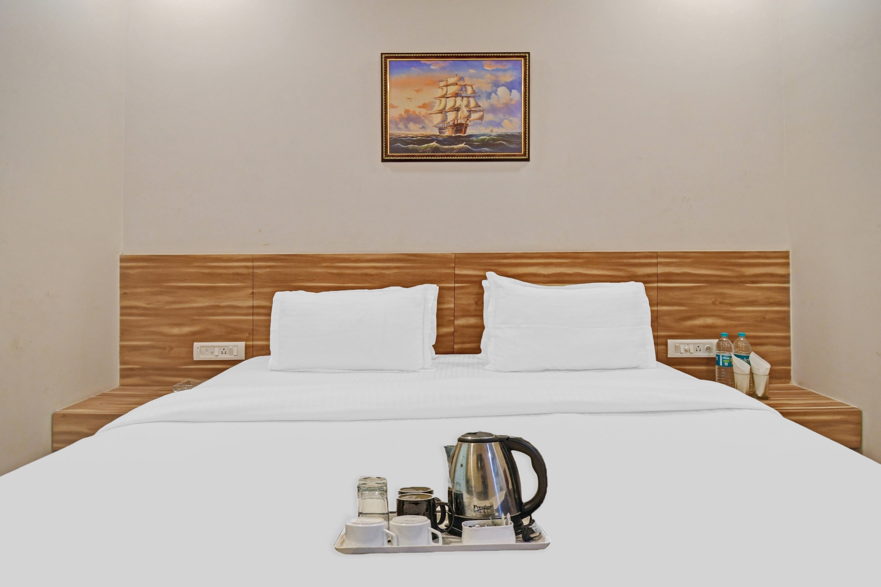 Super Townhouse Hotel All In One Near City Centre Salt Lake - Tap to explore photos