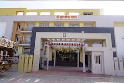Hotel Shree Dwarkesh Suites & Family Rooms Near Khatu Shyam Temple, Khatu