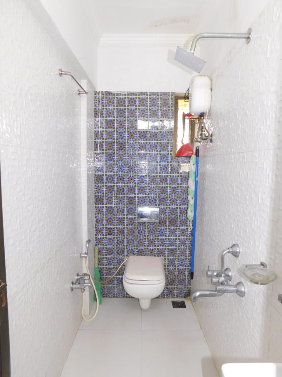 3BHK near Bollywood Kapoors n Khans - Tap to explore photos