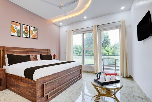 Hotel O Pari Chowk Metro Station