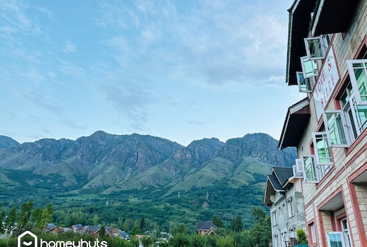  Love & Peace Entire Homestay  |9BR| By Homeyhuts
