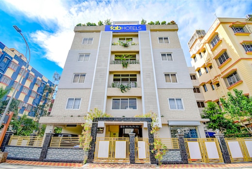 FabHotel Anchorage Inn - Nr. Axis Mall