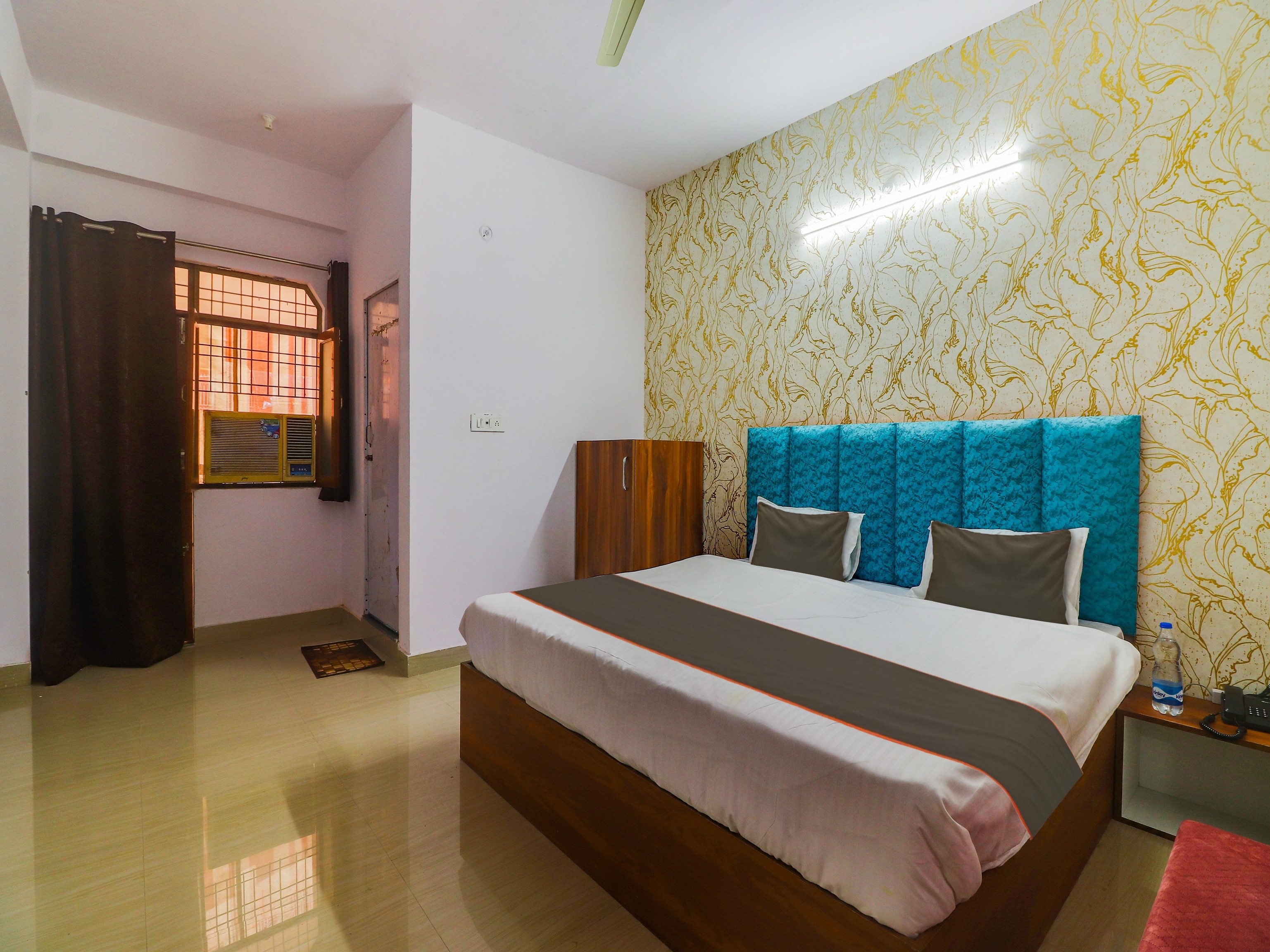 Hotel Paras Palace - Tap to explore photos