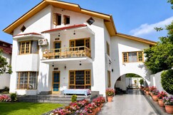 Peaceful Villa with Private Lawn View - Dream Stays, Srinagar