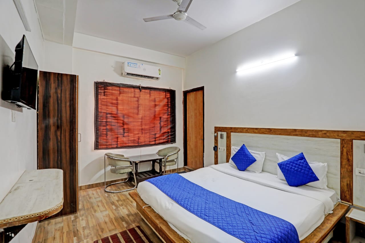 Greater Noida Stay - Tap to explore photos