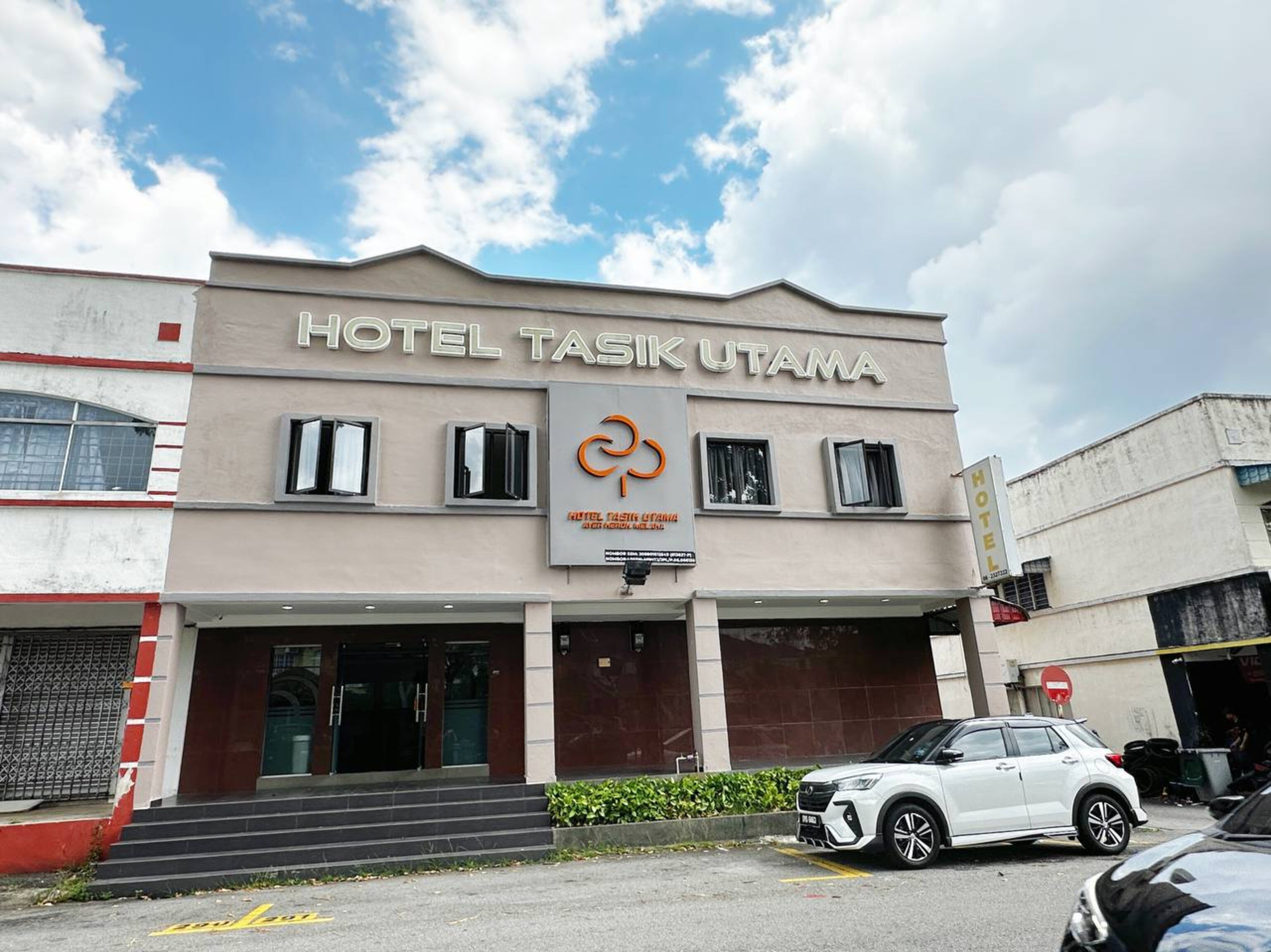 OYO 91150 Hotel Tasik Utama - Tap to explore photos