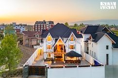 StayVista at Gauhar w/ Mountain View, Srinagar