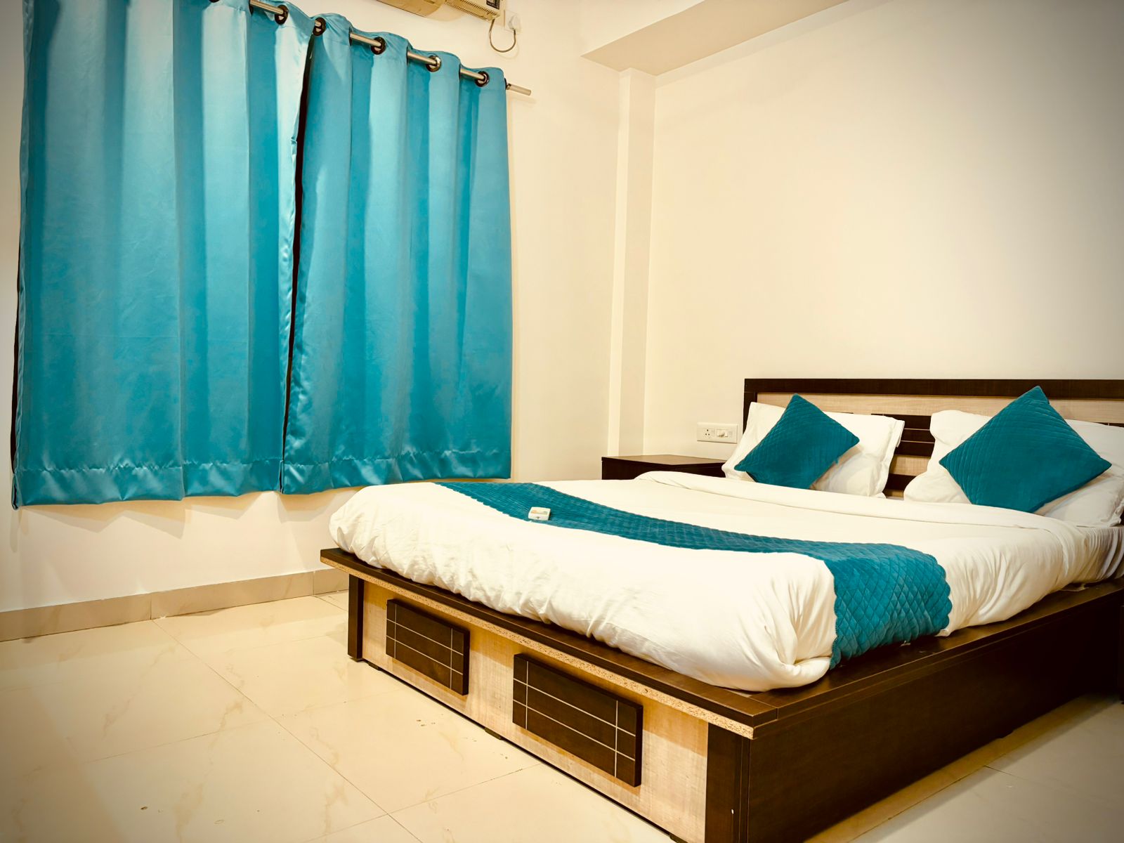 Silver Key Suites - Tap to explore photos