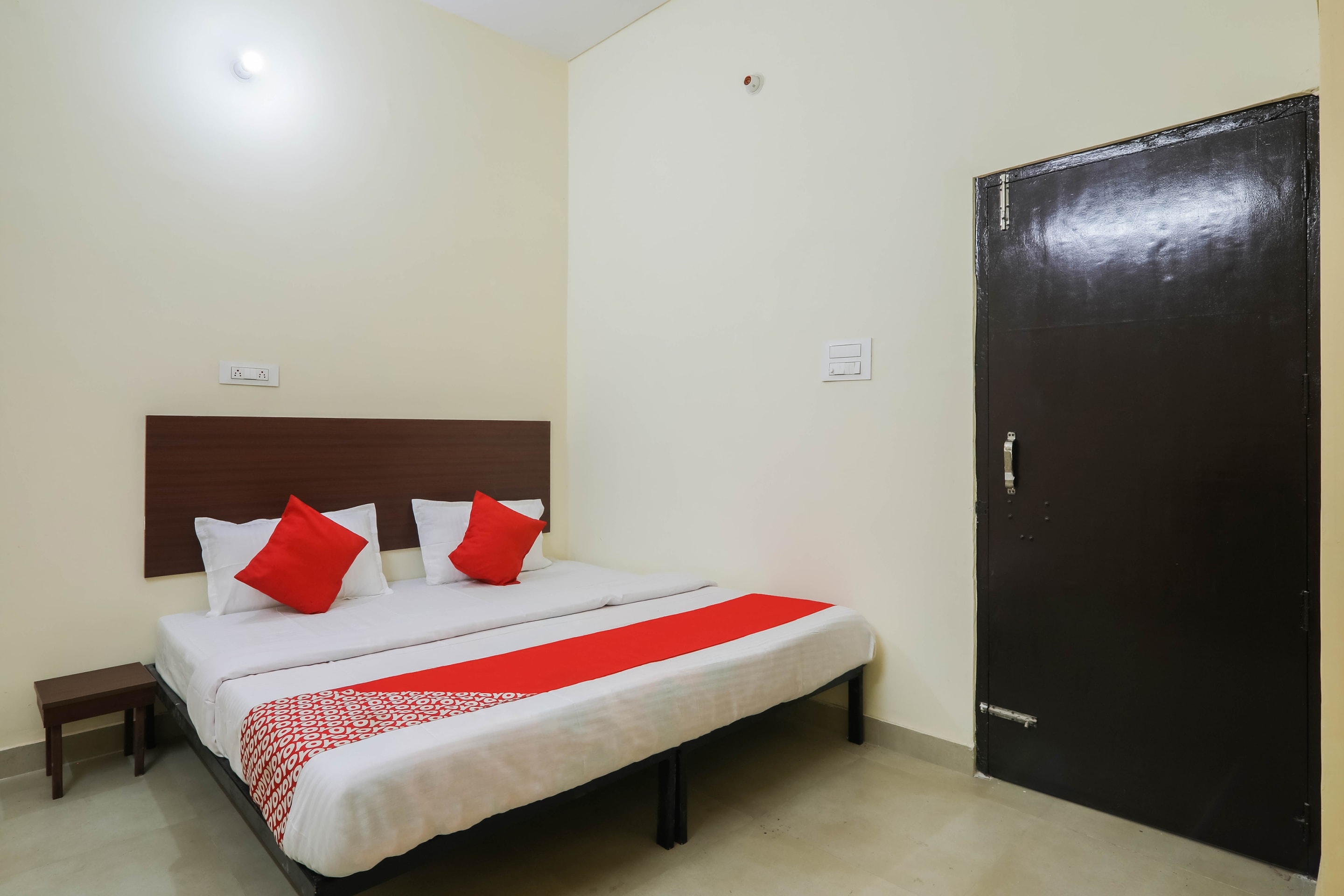 Hotel O Laavin Inn Near Gomti Riverfront Park - Tap to explore photos