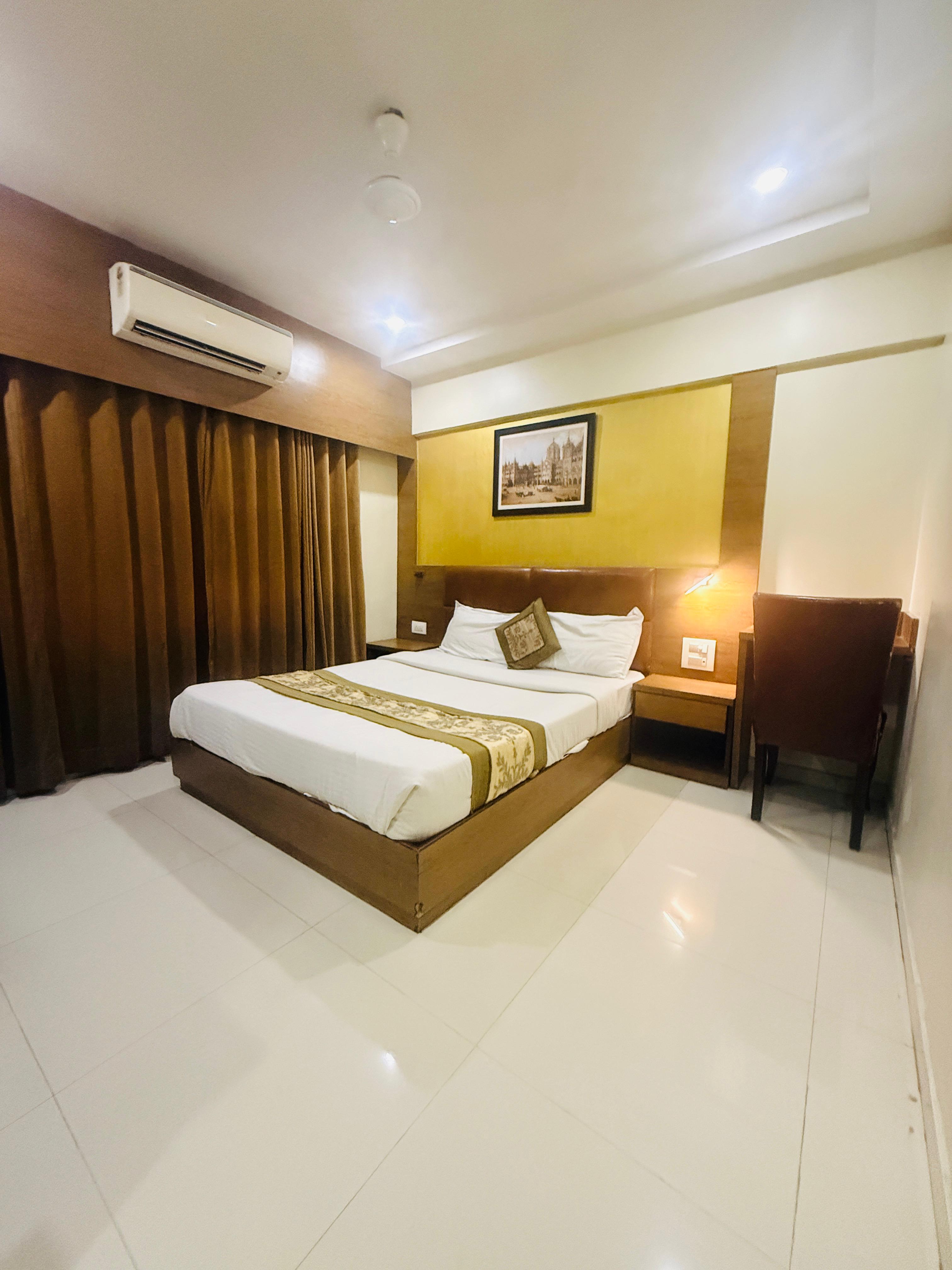 Hotel Crystal Luxury Inn - Near BKC 3