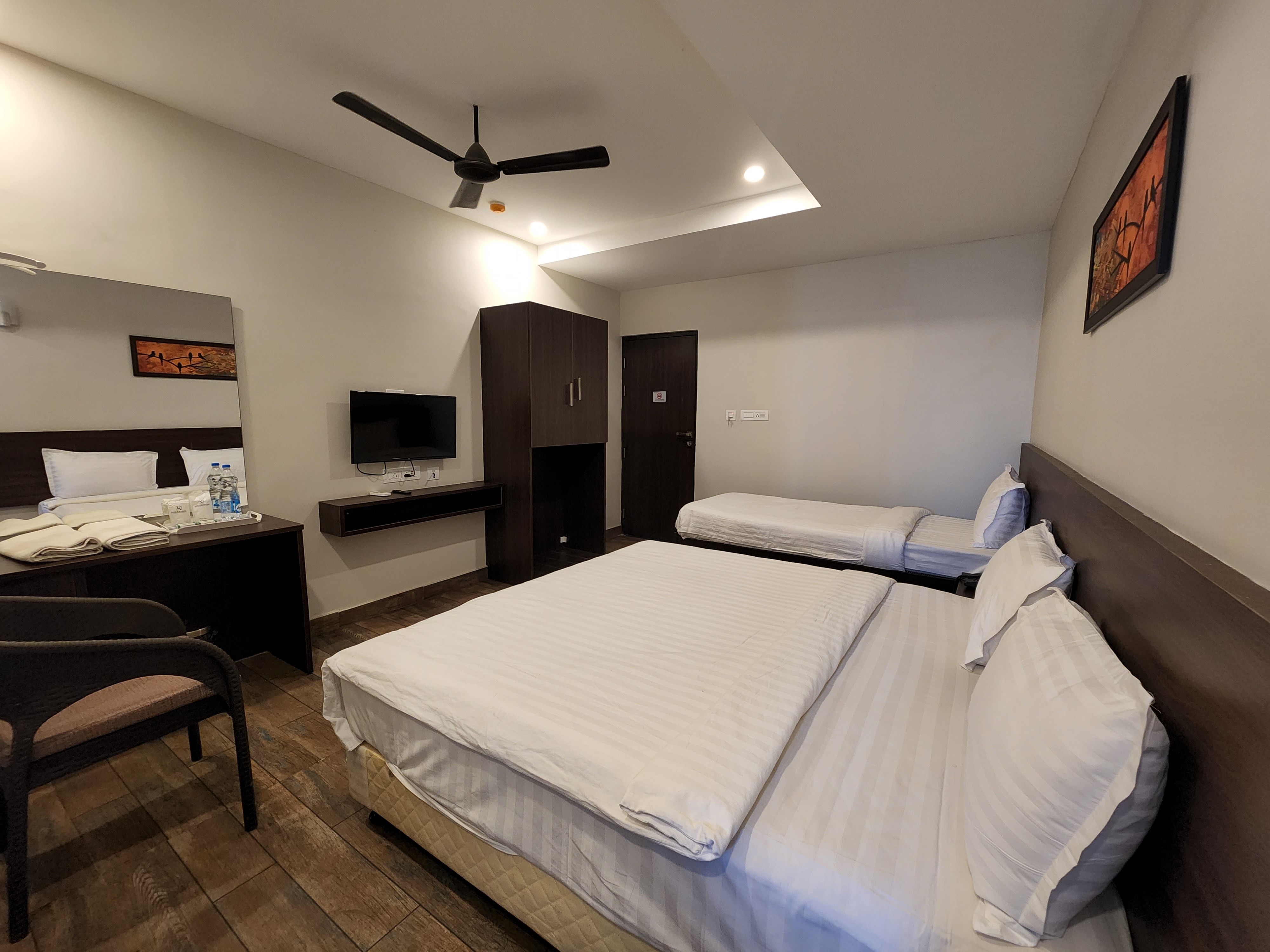 HOTEL PARK KRISHNA (SRI BALAAJI HOSPITALITY) - Tap to explore photos