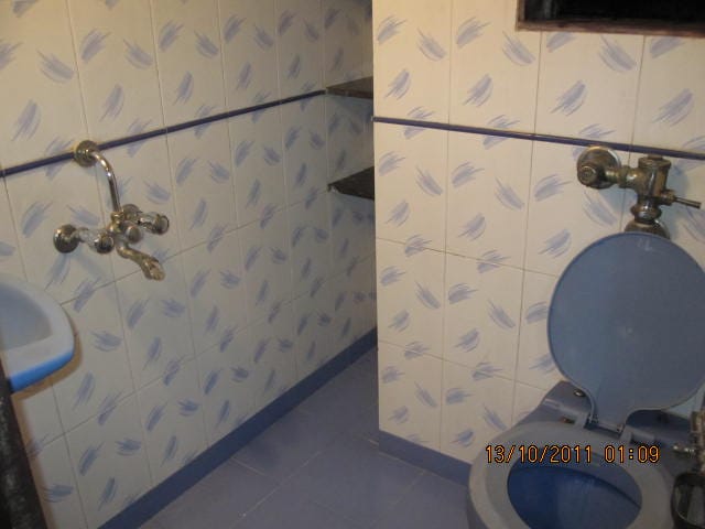 Service Apartment in Yari road - Tap to explore photos