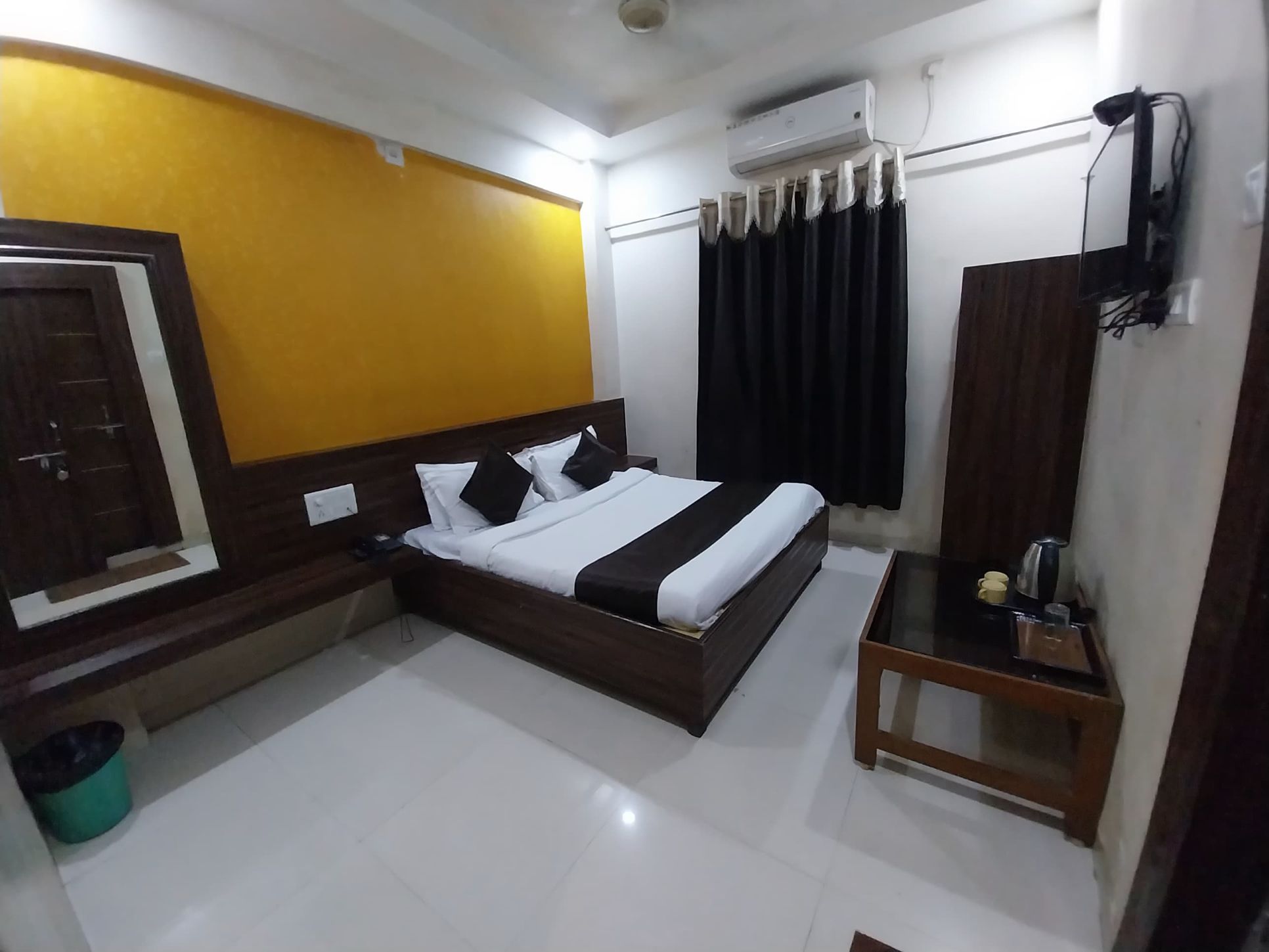 Deluxe Room A.C 1