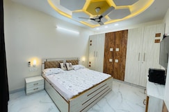 Home away from Home near max Fortis shalimar bagh, Loni