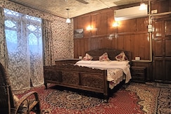 NEW BUCKINGHAM PALACE HERITAGE HOUSEBOAT | HOT & COLD AC, Srinagar