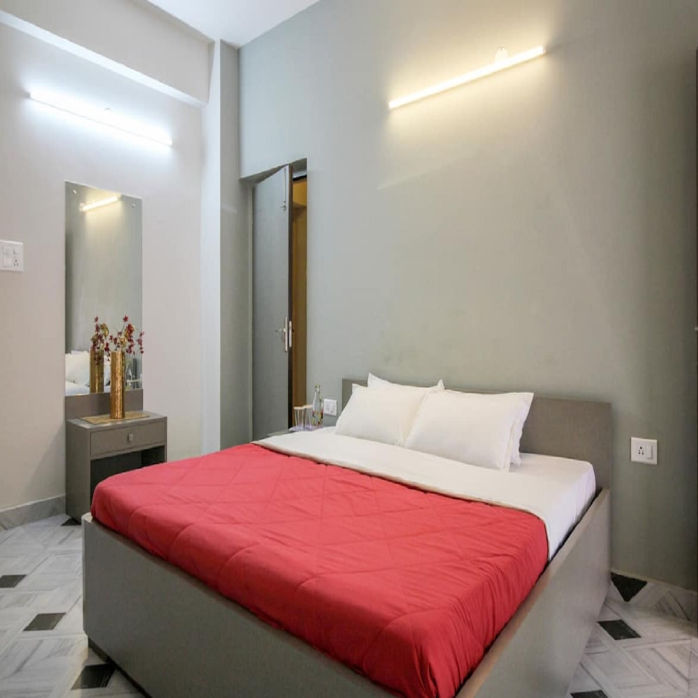 Bright and Airy  Ensuite Room  Ballygunge - Tap to explore photos