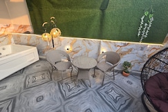 Romantic Suite / Jacuzzi / private Terrace garden, Gurgaon