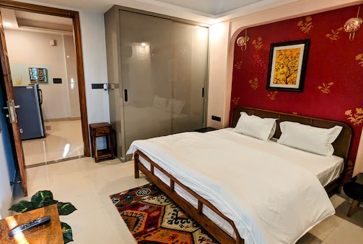 Red - Cozy home with free parking and wi-fi