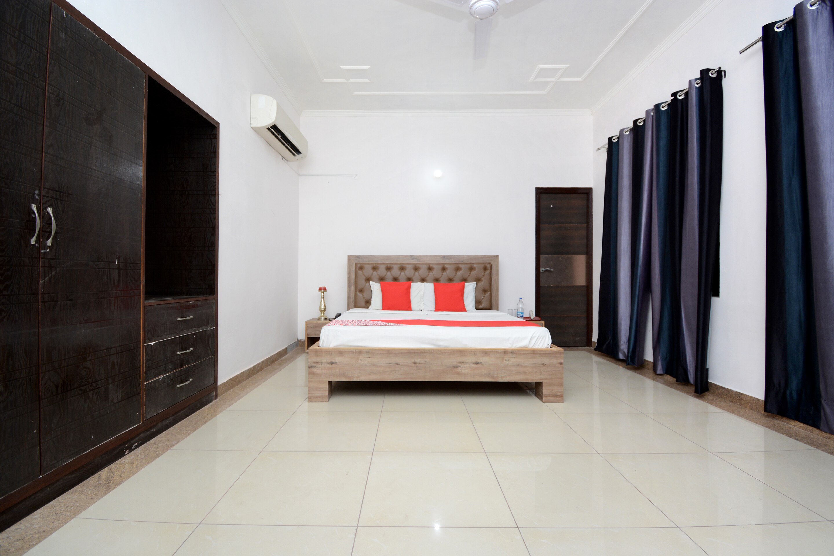 Hotel O DS Royal Guest House - Tap to explore photos