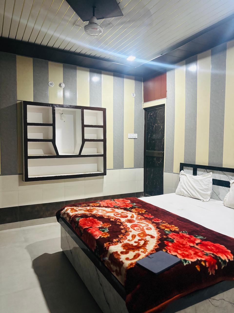 Shri Onkar Nath Guest house - Tap to explore photos